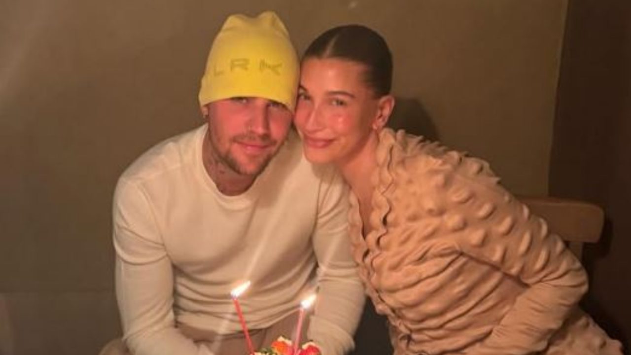 Hailey Bieber resgata peça rara dos anos 2000 para celebrar o aniversário de Justin
Comemoração discreta e muito estilo: confira os detalhes do look vintage Issey Miyake de Hailey Bieber e a escolha casual de Justin