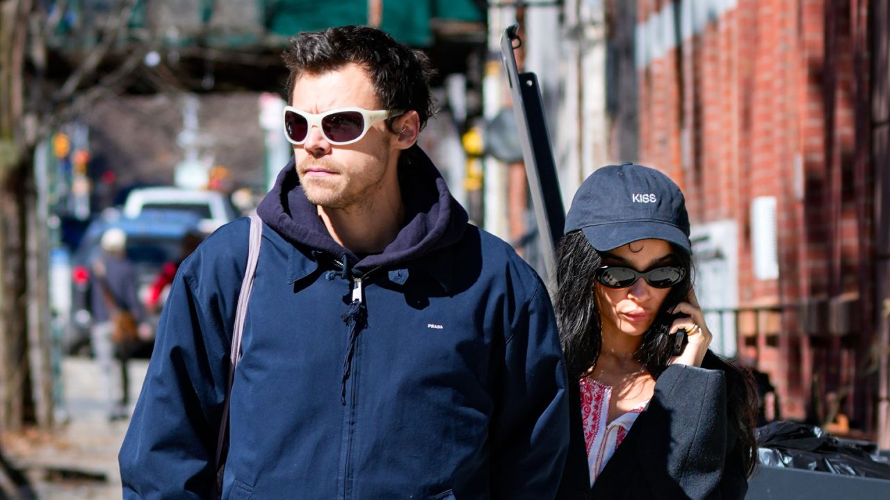 Zoë Kravitz usa boné exclusivo de Harry Styles em look combinado do casal em NY
