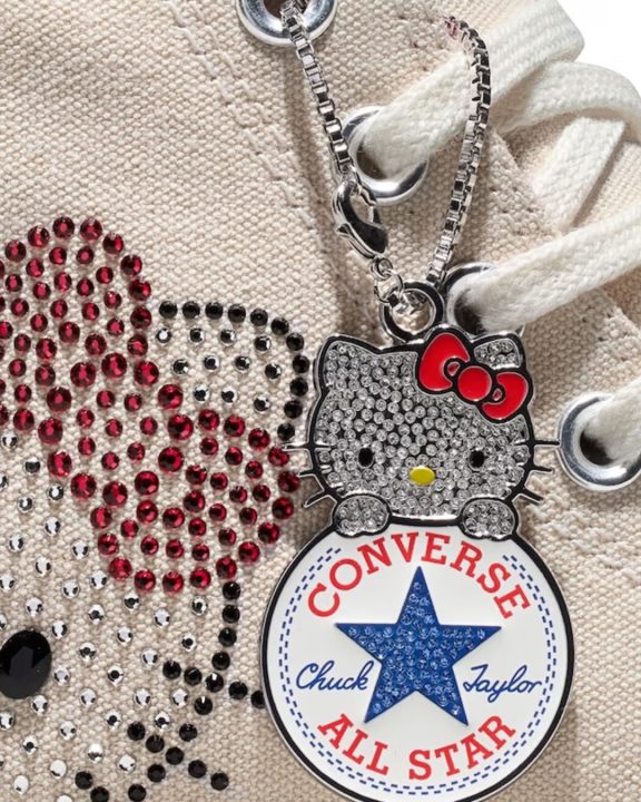 Converse reinventa tênis Chuck Taylor 70 com Hello Kitty de cristais Swarovski