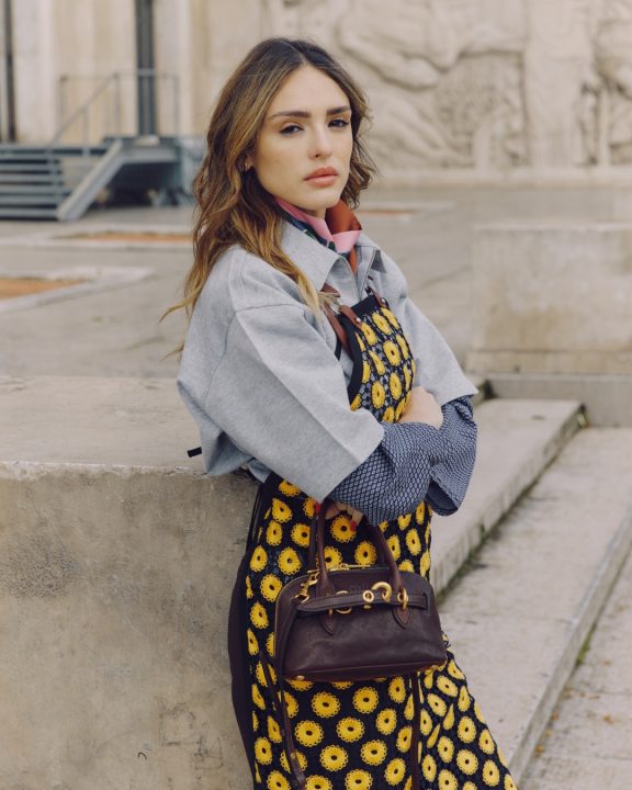 Isabelle Drummond marca presença em desfile da Miu Miu com avental em look ‘diferentão’