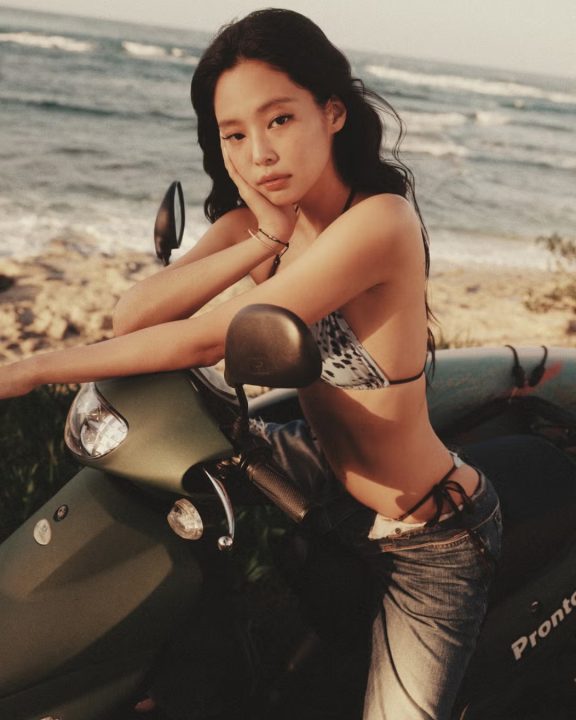 Jennie, do BLACKPINK, lança coleção de biquínis com a Frankies Bikinis com estética retrô