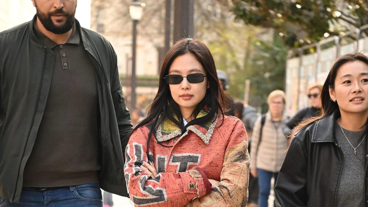 Jennie, do BLACKPINK, repete casaco de A$AP Rocky em look Chanel na Paris Fashion Week