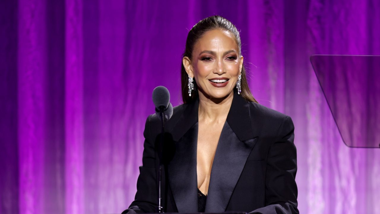 Jennifer Lopez renova vestido de renda de alcinha com toque masculino inesperado