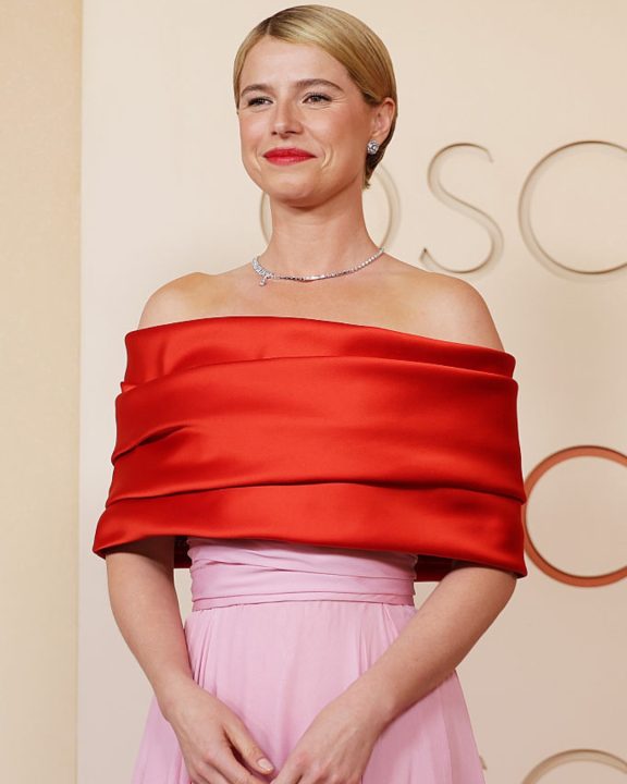 Jessie Buckley, favorita a Melhor Atriz, homenageia Grace Kelly com vestido da Chanel