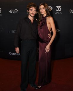 João Figueiredo e Sasha Meneghel em noite de cinema no RJ