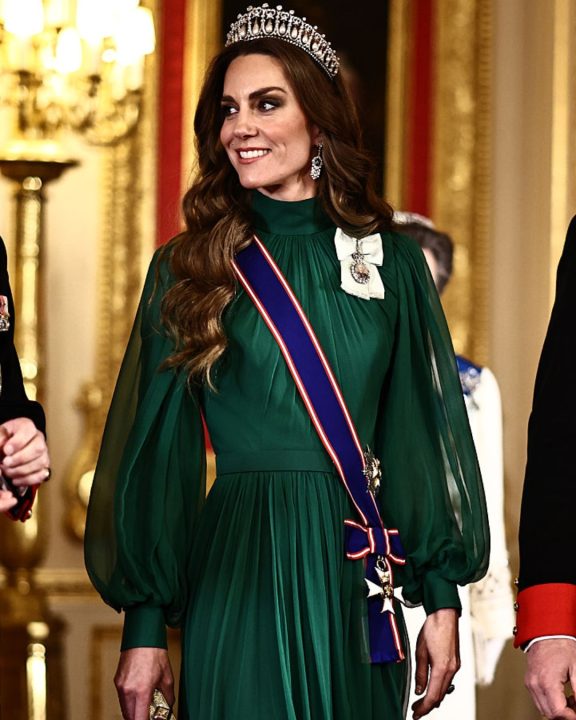 Kate Middleton encanta ao usar tiara queridinha de Lady Di e vestido verde em encontro real
