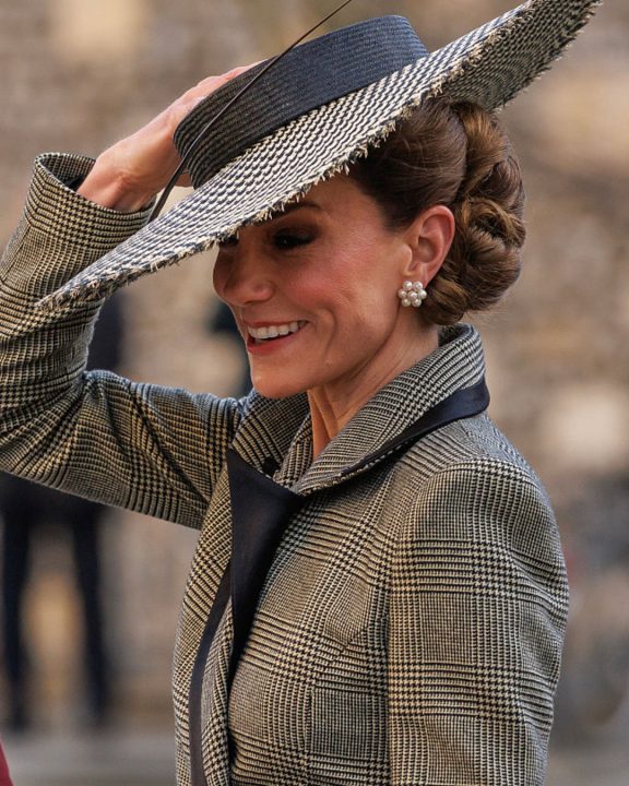 Kate Middleton dá toque de Chanel em look estampado e aposta em bolsa atemporal