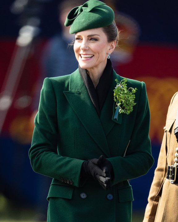 Kate Middleton abusa do verde com trench coat McQueen e aposta em acessório tendência de 2026