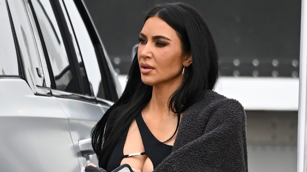 Kim Kardashian surge como showgirl no set de gravação de seu primeiro papel no cinema