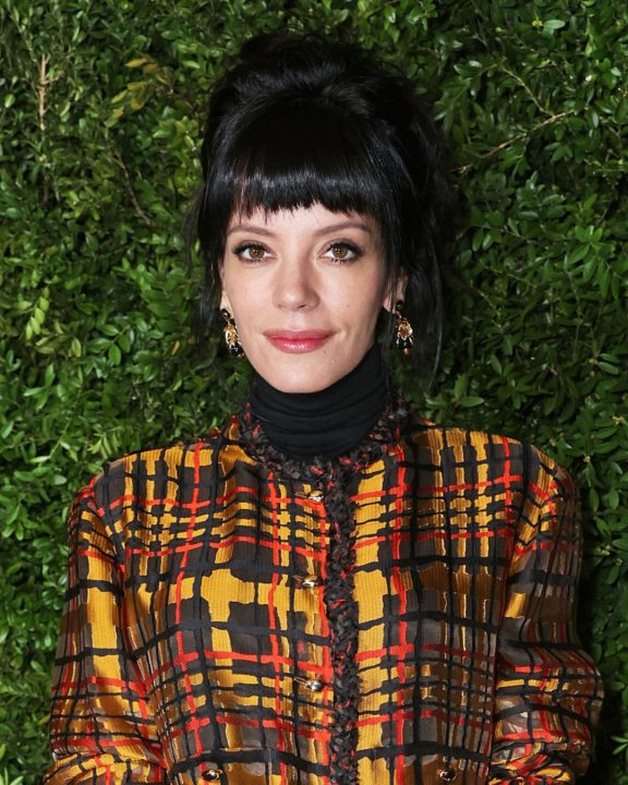 Vingança? Lily Allen provoca estrela de ‘Stranger Things’ com vestido de notas fiscais da traição