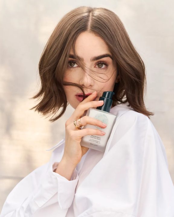 Lily Collins reinventa cuidado com o cabelo como rosto de marca de produtos capilares