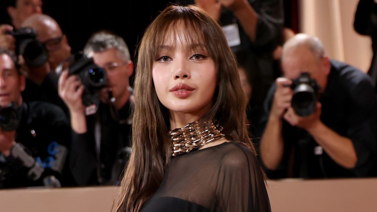 Lisa, do BLACKPINK, aposta em look futurista com detalhe secreto para evento da Shiseido