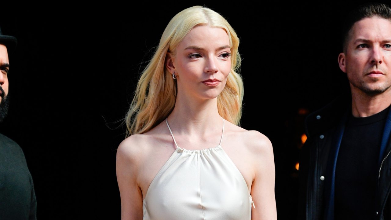 Anya Taylor-Joy define o look romântico e prova que o minivestido floral é a peça-chave