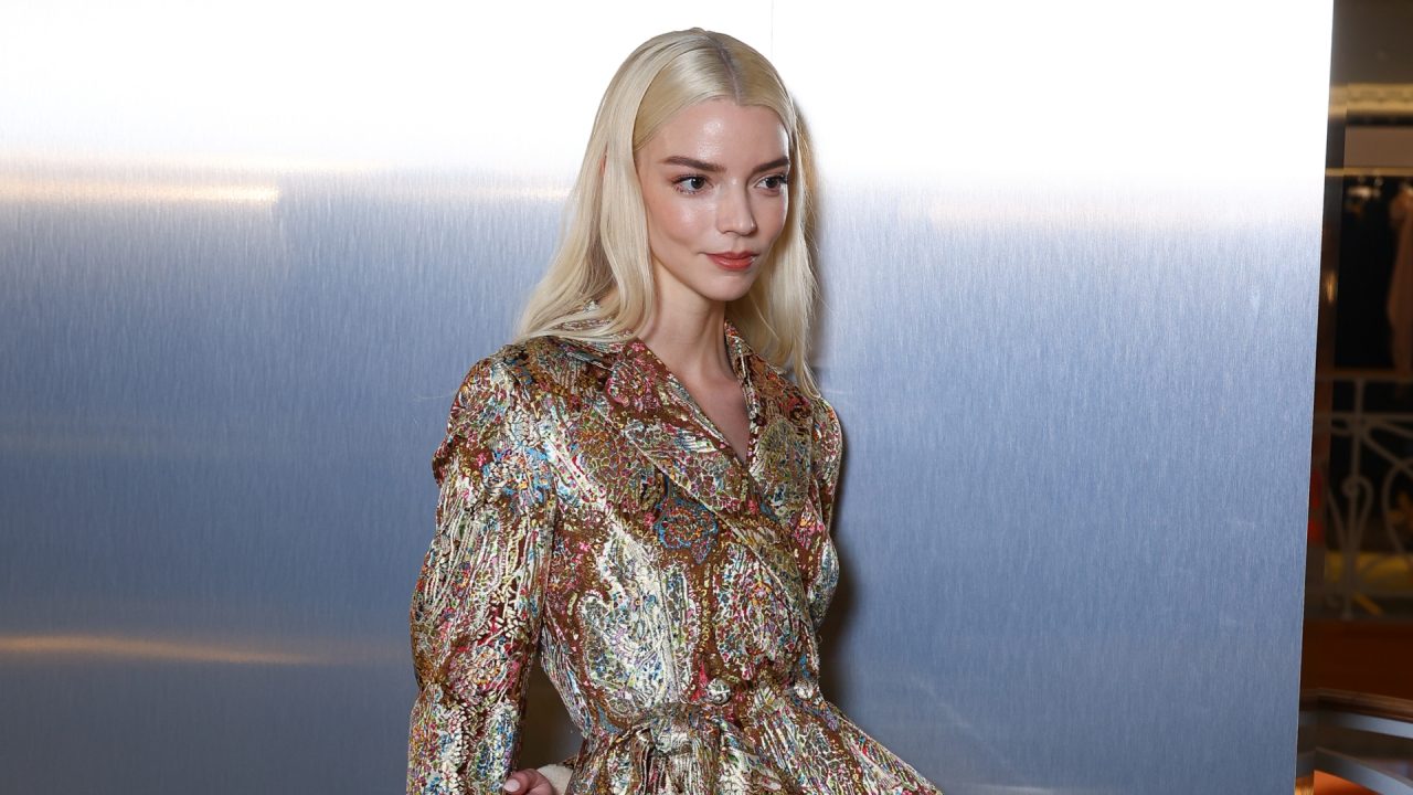 Anya Taylor-Joy estreia nova coleção da Dior em Paris poucas horas após o desfile
Veja detalhes do look de Anya Taylor-Joy no Prêmio LVMH; a atriz usou um casaco escultural de luxo da coleção Outono 2026 da Dior