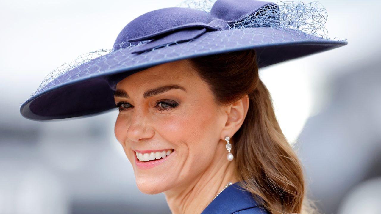 Vestido ou casaco? Kate Middleton reinventa um clássico em look de alfaiataria
No Dia da Commonwealth Kate Middleton aposta em um look azul-marinho; veja o segredo da peça de Catherine Walker usado pela Princesa de Gales