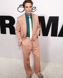 Look de Robert Pattinson em estreia de 'The Drama'