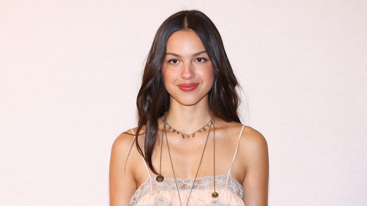 Olivia Rodrigo aposta em estética ‘casa de bonecas’ com casaco de tweed da Marc Jacobs