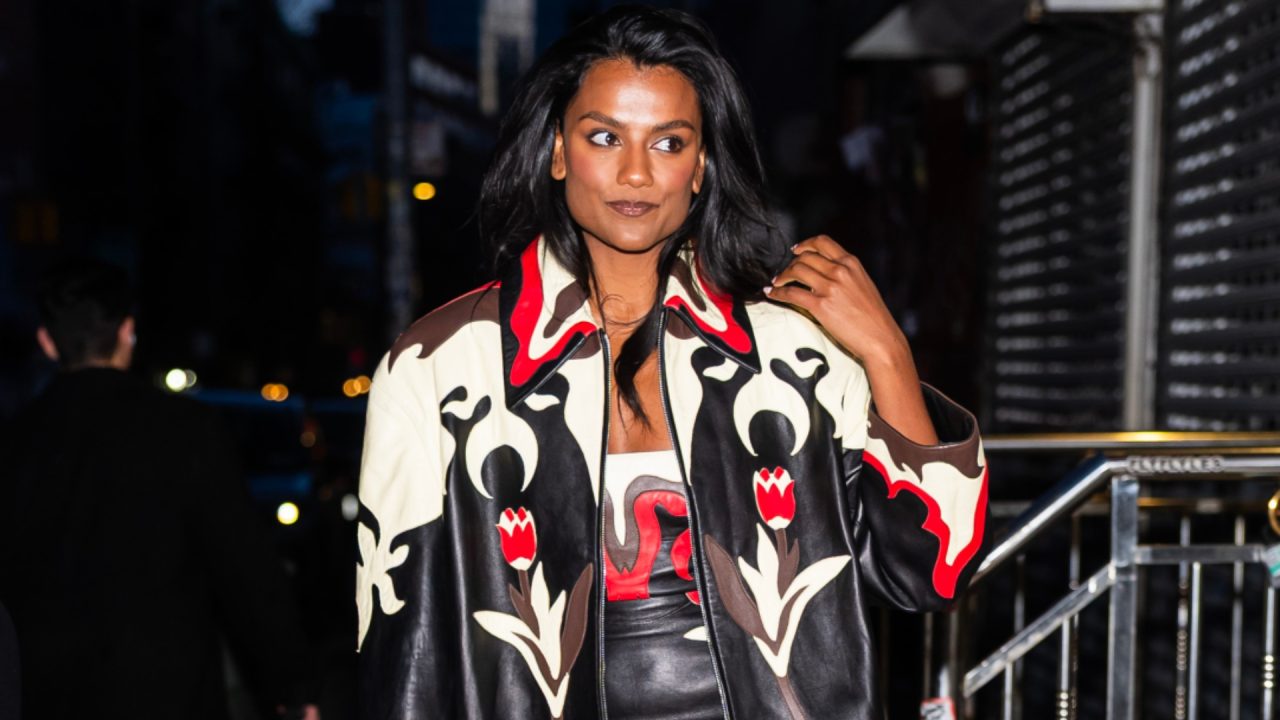 Simone Ashley, de ‘O Diabo Veste Prada 2’, troca estilo romântico por couro rebelde