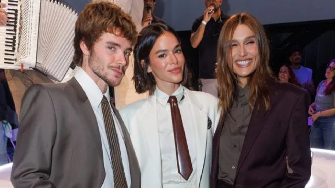 Alfaiataria e chinelo: Bruna Marquezine e Sasha Meneghel ousam em desfile no MASP