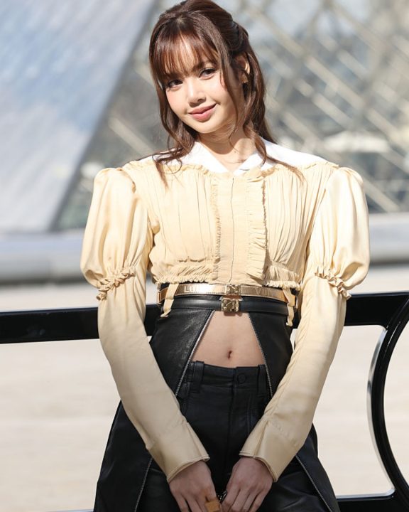 De ‘Bridgerton’ às estrelas do K-pop: A fila A da Louis Vuitton no Louvre é um charme à parte