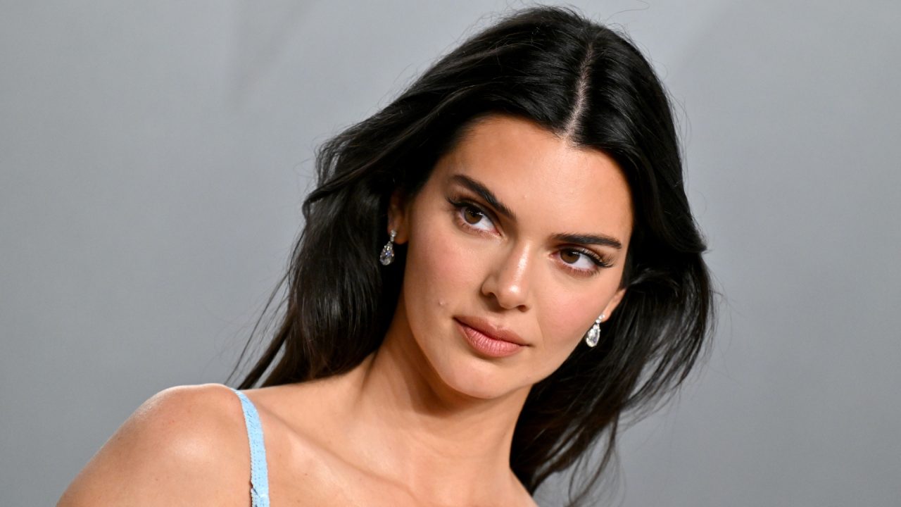 Marca de Kendall Jenner entra no mundo da beleza e lança coleção de skincare