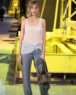 Novo visual de Margot Robbie no desfile da Chanel