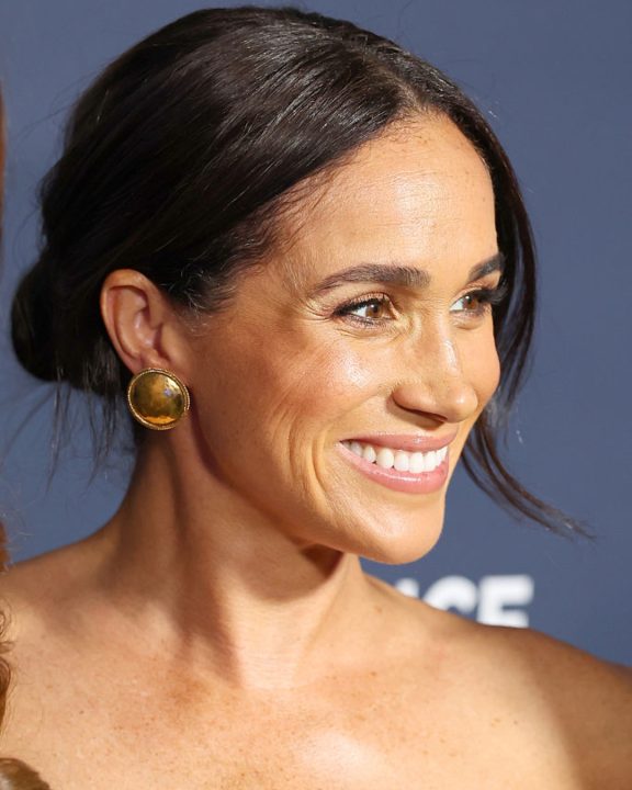 Meghan Markle faz rara aparição em red carpet com vestido da Ralph Lauren e relógio de Lady Di