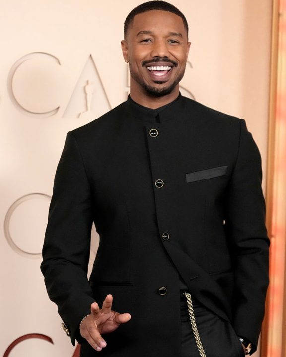 Michael B. Jordan aposta em alfaiataria all-black da Louis Vuitton para o Oscar 2026