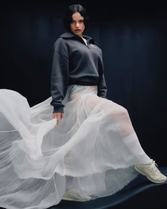 Rosalía é o rosto do novo modelo de tênis 204L all-white da New Balance