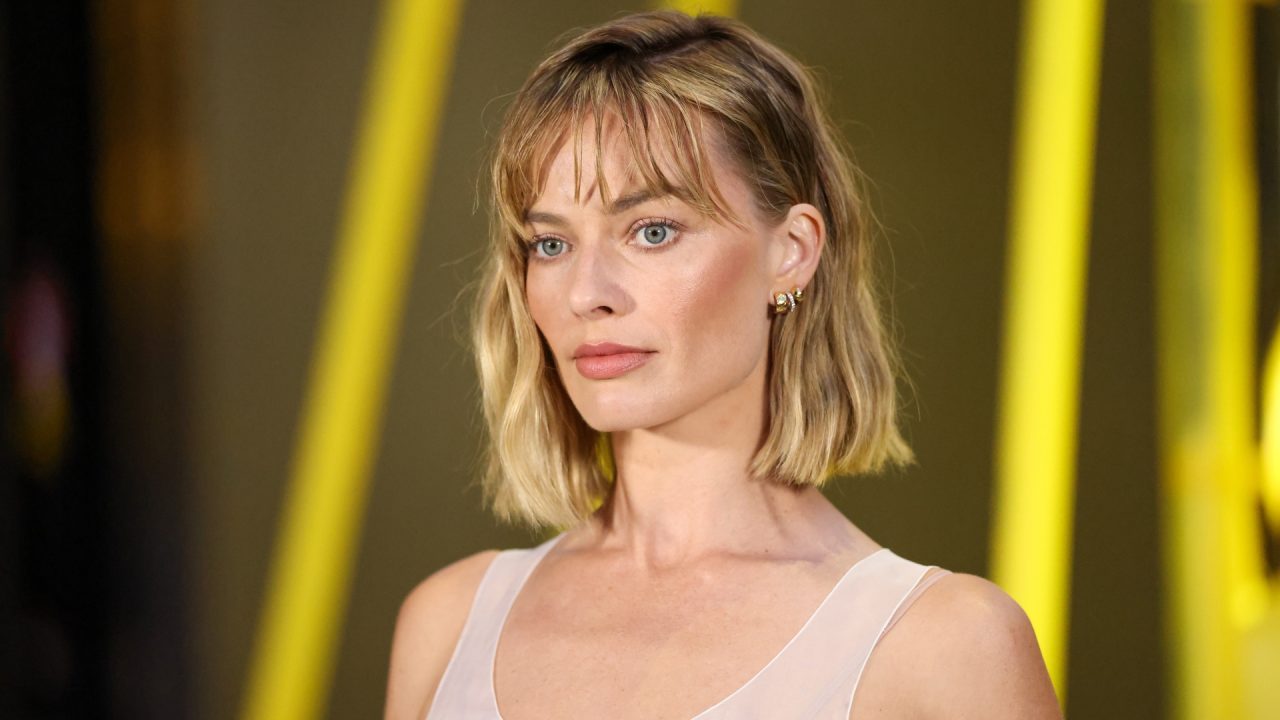 Margot Robbie radicaliza o visual e estreia tendência do corte bob em desfile da Chanel