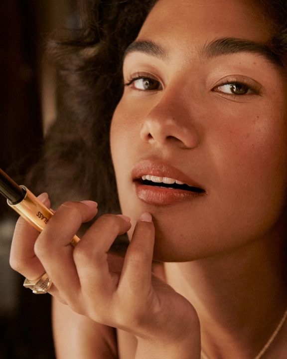 Olivia Dean é nova parceira global de marca de maquiagem de luxo e lança coleção especial
