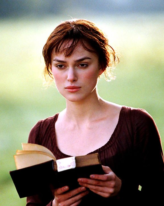 A ascensão do ‘Poetcore’: Como aderir a tendência fashion de 2026 inspirada nos livros?