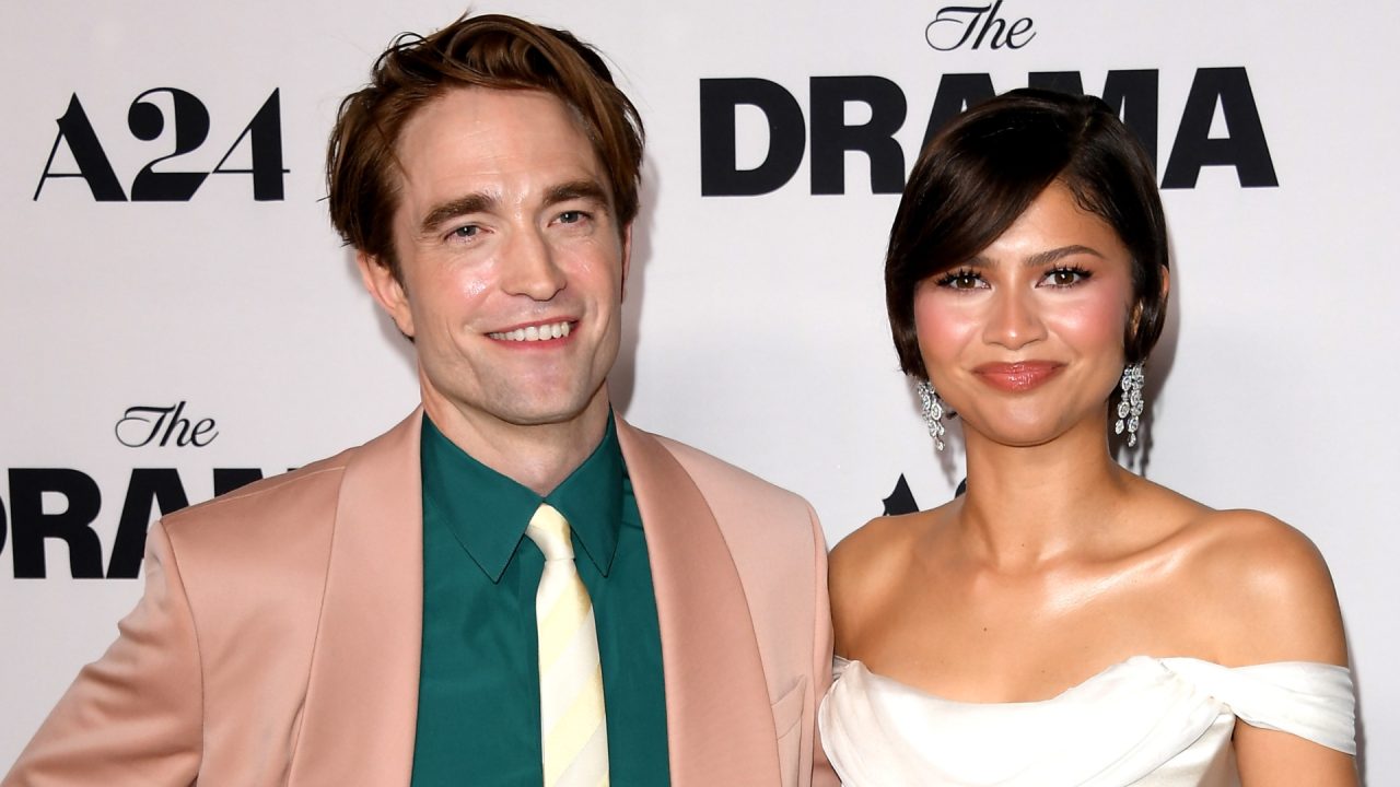 Robert Pattinson ousa com terno pêssego Dior e sapatos de cobra em estreia de filme