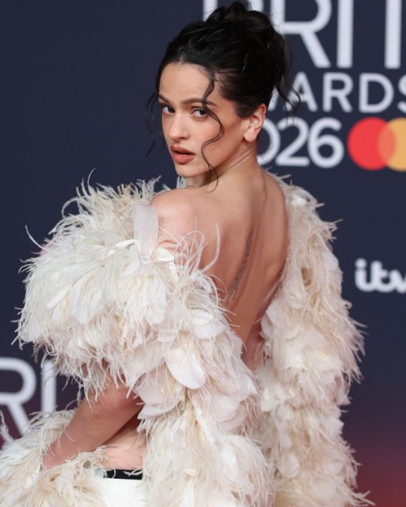 Rosalía aposta em Chanel e Alexander McQueen para o BRIT Awards e se consagra na premiação