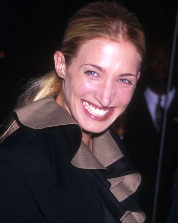 Os segredos da rotina de beleza de Carolyn Bessette Kennedy nos anos 90
