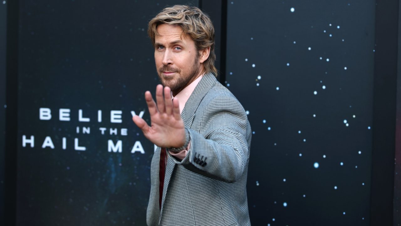 Como Ryan Gosling renovou o clássico pied-de-poule com tons de rosa e bordô
