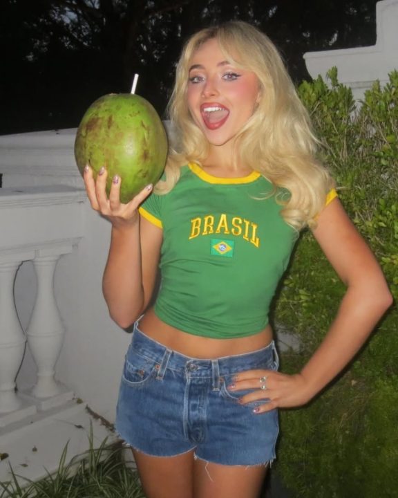 Sabrina Carpenter homenageia o Brasil com looks vibrantes e se joga no ‘Brazilcore’ pós-Lolla