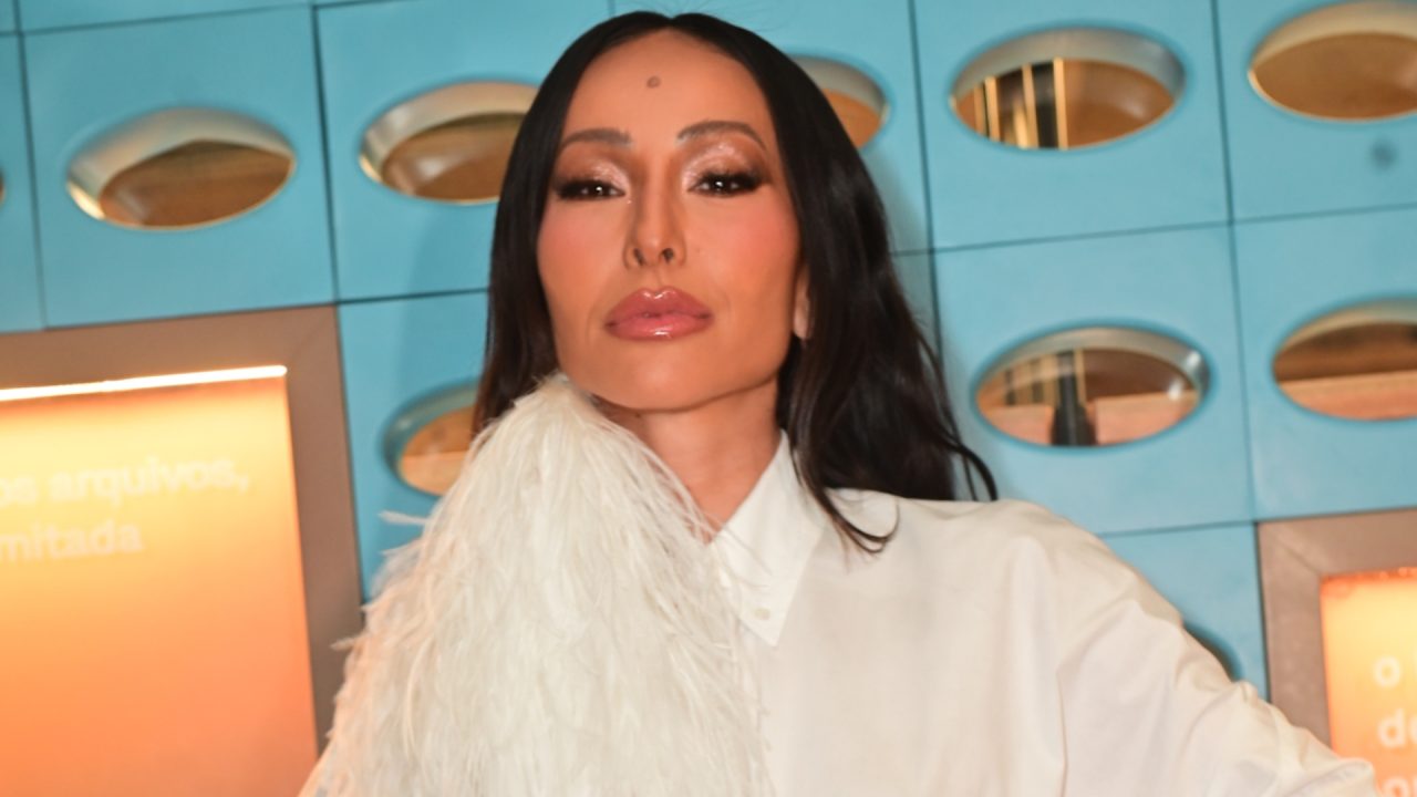 Ousada, Sabrina Sato aposta em saia tridimensional e plumas para desfile no MASP