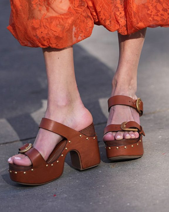 Do vintage ao glam: 4 sapatos dos anos 70 que estão de volta com tudo em 2026