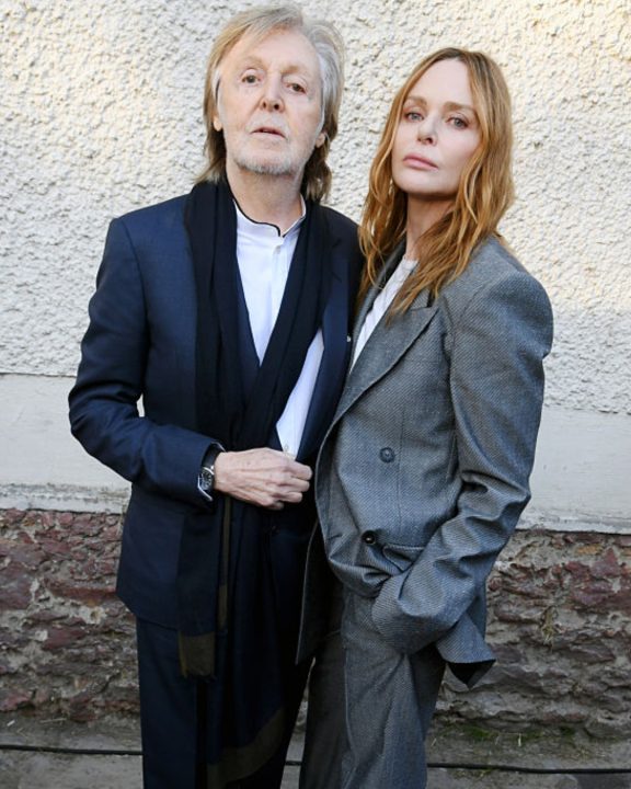 Em desfile, Stella McCartney revisita look do Met Gala de 1999 em homenagem a Paul McCartney