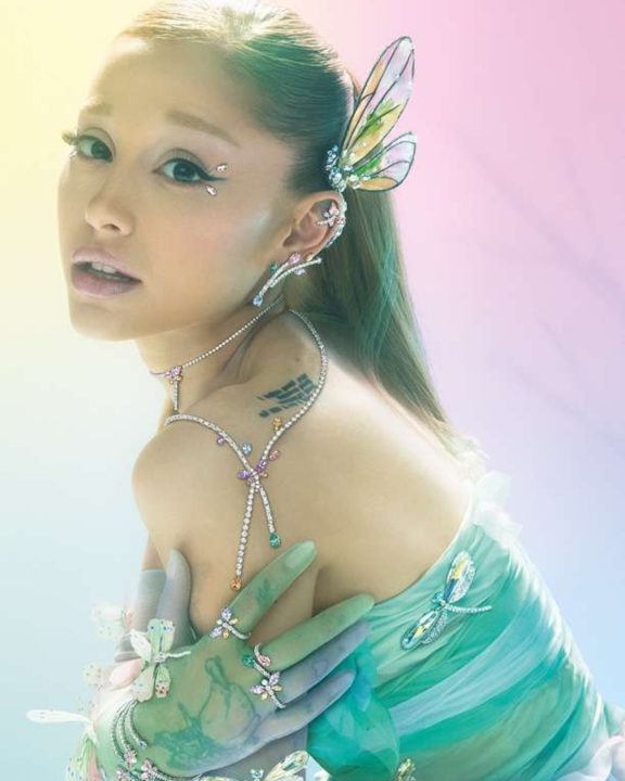 Ariana Grande e Swarovski mergulham em ‘jardim fantástico’ maximalista em nova coleção