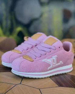 J-Hope, do BTS, e Louis Vuitton revelam tênis rosa chiclete que