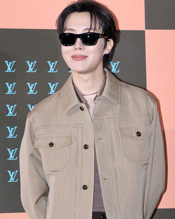 J-Hope, do BTS, e Louis Vuitton revelam tênis rosa chiclete que une K-pop e alta moda