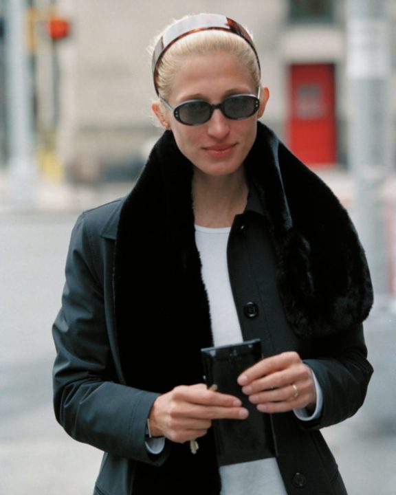 Tiara de tartaruga: 4 jeitos de usar o acessório queridinho de Carolyn Bessette