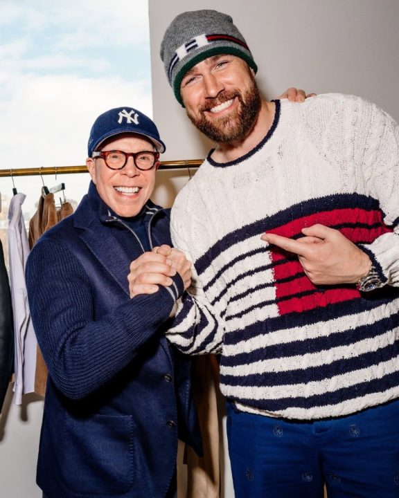 Tommy Hilfiger nomeia Travis Kelce como embaixador global e atleta assinará coleção