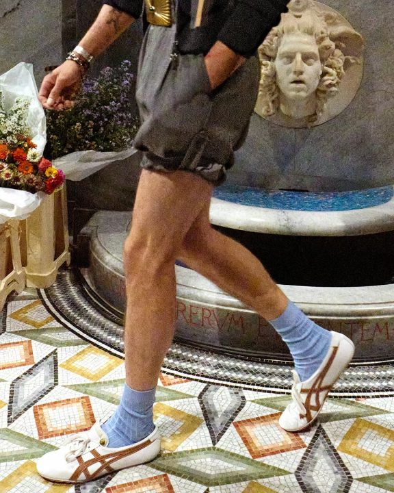 Versace e Onitsuka Tiger unem forças em coleção que mistura esporte e sofisticação