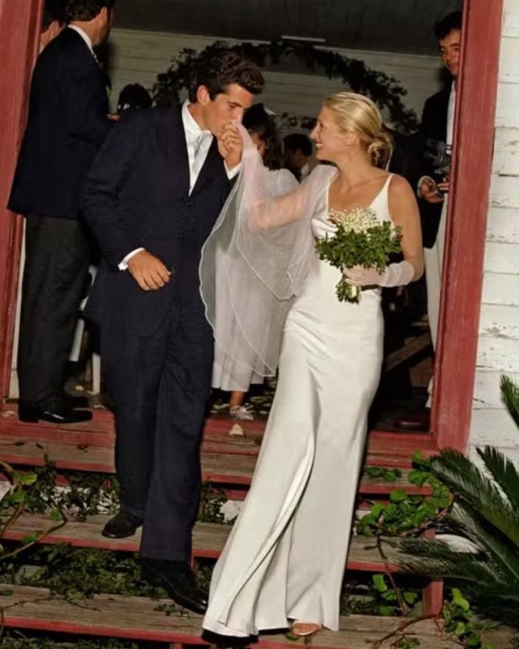 Carolyn Bessette: Por que seu vestido de noiva dos anos 90 ainda é inspiração em 2026?