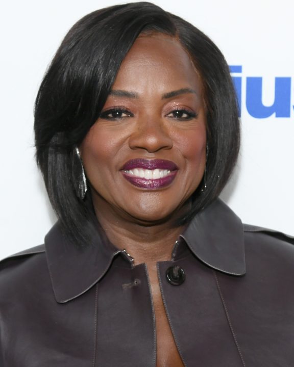 Viola Davis aposta em conjunto elegante de tweed com brilho da Sandro