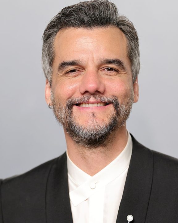 De novo? Wagner Moura repete look do Oscar em after-party da Vanity Fair