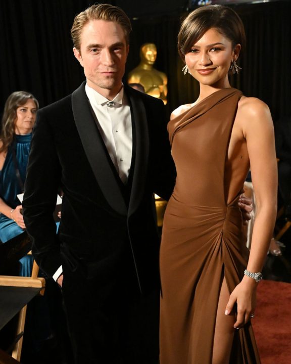 Surpresa! Zendaya surpreende no Oscar 2026 com vestido assimétrico ao lado de Robert Pattinson